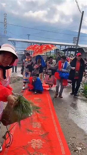 🇨🇳 残疾大叔爬行十里只为娶妻，真爱无敌无惧艰难 🇬🇧 Disabled Man Crawls Miles to Wed His True Love