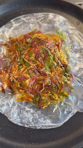 HERVÉ CUISINE · Recettes faciles & de saison on Instagram: "Qui a faim ? Une autre façon d’utiliser des feuilles de riz, qui compte tester ?! Je n’avais jamais testé cette recette et je dois dire que c’est canon… on peut garnir ces galettes croustillantes avec ce qu’on aime, ici une version crudités avec un bon assaisonnement. Rien ne vous interdit de mettre des crevettes, de l’œuf, ce que vous aimez… Ingrédients Feuilles de riz Huile de tournesol pour la poêle (j’ai utilisé une poêle à crêpes,