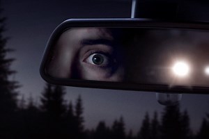 'Alone (Sola)': un visceral thriller de supervivencia y terror que se crece en la sencillez de su juego del gato y el ratón