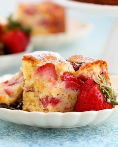 Easy Strawberry Cake with Greek Yogurt