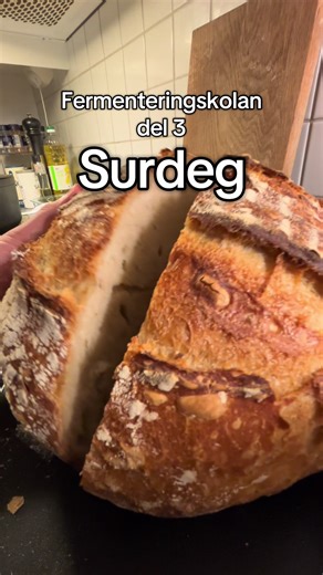 En surdegstarter är något alla borde ha hemma. Bättre än att köpa jäst och ger hälsosammare och godare bröd. Steg för steg: 1. Gör rent en 1 liters burk med lock. Blanda 100 g rumsvarmt vatten med 100 g valfritt mjöl. 2. Låt stå orörd i 48 timmar, rör om eventuellt om ytan blir torr. Bubblor ska börja formas. 3. Dag 3 häller du ut hälften av surdegen (100g) och tillsätter återigen 100 g av varje ingrediens. 4. Dagen efter häller du ut hälften av vikten (150 g, då nya vikten från igår blev 300 g)