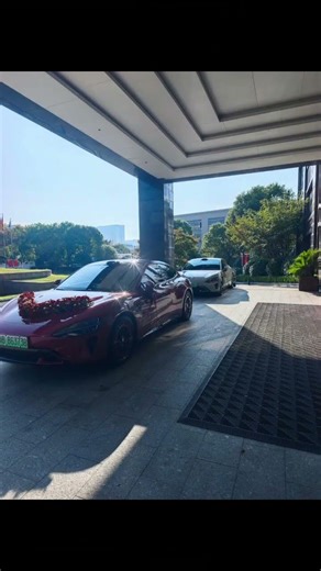 Xiaomi's wedding car picked up the bride. Best wishes to the newlyweds for a happy marriage.
