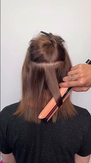 Pour réaliser une boucle, effectuez un demi tour ou un tour complet avec votre lisseur ghd