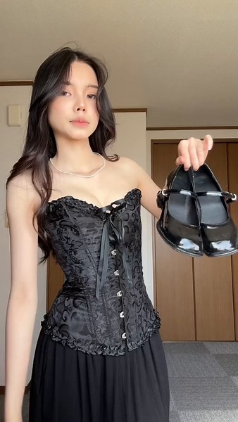 Styling a Black Corset: Trendy Outfit Ideas & Tips