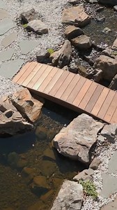 💦✨ Seamless design meets natural beauty! ✨💦 Our team crafted this stunning water feature and tied it into the landscape using Tennessee boulders as character stones and Colorado River jacks for a cohesive, organic look. 🌿 The natural gray flagstone path leads to a custom-built hardwood bridge by @goodtidesdesign, perfectly fitted for this space. 🌊🏡 A true blend of form and function! Shoutout to @snackandjill for allowing us to redesign their backyard into this peaceful zen garden! #Jacksonv