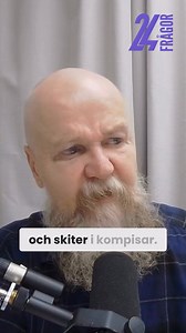 Vet inte om Alexander Bard behöver någon presentation egentligen... Popstjärna med Army Of Lovers på 90-talet, jurymedlem i Idol, författare och högljudd debattör, filosof och utbildad nationalekonom. Där har ni delar av hans CV. Men det är väl allt det som inte ryms på detta CV vi är mest intresserade av, hans bångstyriga patos, hans drivkrafter att alltid säga vad han tycker, oavsett tidsanda och rådande ordning. Varifrån kommer den drivkraften? Och varför hatar han att vara kändis? En dryg ti