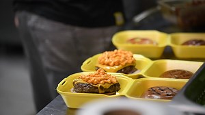 O espetáculo vai começar! 🍔🔥 Logo mais - a partir das 17h30 - todas as lojas abertas. 🇧🇷Foz do Iguaçu | Cascavel | Londrina | Django Hamburgueria