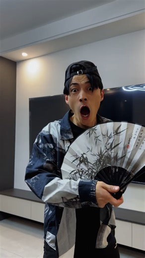 The fan actually flies back when thrown? Testing this ancient trick—it's legit amazing! #coolgadgets