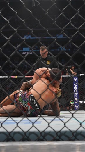 #AndStill Islam Makhachev somete a Dustin Poirier por en round 5 #UFC302 | UFC