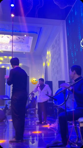 OQSHOM BAND MUSIC GROUP on Instagram: "Nima boʻlyabdi bu tarafda😅 . 日本利用压电瓷砖将脚步转化为电能。这些瓷砖捕捉来自你脚步的动能。当你行走时，你的重量和动作会对瓷砖产生压力。瓷砖会轻微弯曲，从而产生机械应力。瓷砖内部的压电材料将这种应力转化为电能。每一步都会产生少量电荷，而数百万步结合在一起就能产生足够的电力来驱动 LED 灯、数字显示屏和传感器。在像涩谷车站这样繁忙的地方，每天大约有 240 万个脚步为这一系统作出贡献。这些电能可以被储存或立即使用，从而减少对传统电力来源的依赖，并支持可持续的城市基础设施。这种方法将日常运动转化为实用的可再生能源 #日本 #知识 #事实 #你知道吗 #推荐 #科技 #创新 #历史 #技术 #实验 #热门"