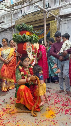 Rakesh Bonam Anna Blessing To Small Girl 😱🔱At Laldarwaza Bonalu⛔️🔥Ytshorts