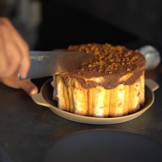 Une recette de charlotte de saison sans crème pour une fois, poire chocolat marrons. Très facile à faire, vous allez vous régaler et peut-etre l'adopter pour les fêtes? Les ingrédients de la charlotte : 36 Biscuits cuillère 200 g chocolat noir pâtissier 500 g crème de marrons 4 oeufs vanille et/ou rhum 3 poires bien mûres ou une conserve de poires au sirop 10 spéculoos | HerveCuisine