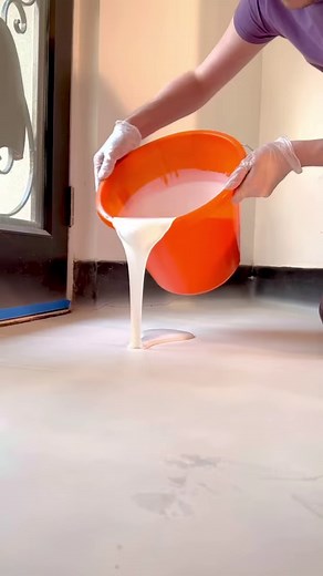 Make and ENTRANCE ✨with @interiorcurve. Marble resin floor with a hand gilded design. This room was tricky because the walls curve into the floor, and I love to make things more difficult for myself by using different shades of faux gold leaf to create the multifaceted sunburst design 🌞 with the double border adding thw final art deco touch to the perfect art deco house 👌______________#blanddesign #danielbland #interiorcurve #siobhanmurphy #resin #resinfloor #resinflooring #epoxyresin #resinar