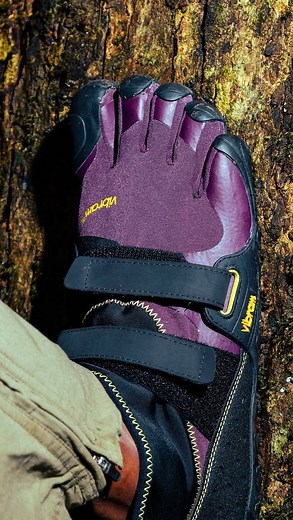 🦶Why are toe shoes becoming fashion’s hottest trend? It’s not just about style, it’s about natural foot health. Traditional footwear compresses your toes and restricts movement, leaving the muscles in your feet weak and underused. Barefoot shoes like @vibramfivefingers allow your toes to splay naturally, activating nearly all the muscles in your foot. Over time, wearers notice their feet feeling more mobile, stronger, and more alive. But here’s the key: transition slowly. Start by wearing them 