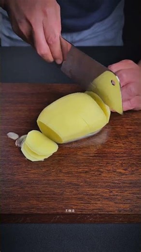 Cutting vegetables is time-consuming and laborious, and the slices are uneven. This knife is lig