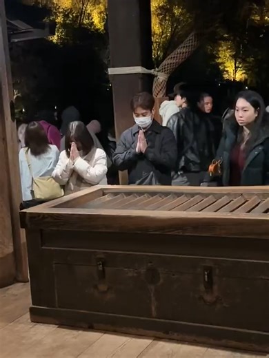 (3) 清水寺の紅葉ライトアップ初日はガチ混雑する 外国人観光客も京都の粋な演出に大歓声を発する 2025年11月22日撮影 - YouTube05