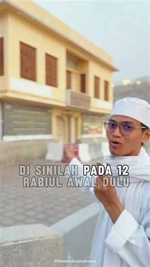 Teungku Syarif Attari | Travel Writer & Dai on Instagram‎: "Disinilah Rasulullah di Lahirkan Kelahiran Rasulullah ﷺ merupakan peristiwa agung dalam sejarah Islam. Syekh Ilyas Attar menerangkan bahwa Beliau ﷺ lahir di Makkah pada hari Senin, 12 Rabi‘ al-Awwal Tahun Gajah (570 M) (Maulidun Nabi, hlm. 2, cet. Maktabatul Madinah). Saat itu beliau lahir di rumah yang dimiliki oleh kakeknya, Abdul Muthalib, yang terletak di daerah Suq al-Layl, tidak jauh dari Masjidil Haram. 1. Penegasan Para Ulama Te