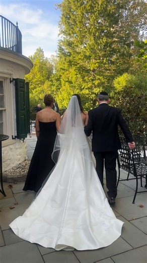 Tessa & David had the most beautiful wedding. Everything was in full bloom and simply perfect. Venue @philanderchaseknoxestate Catering Centerpeices @robertryancater Florist @rishervanhornweddings Photographer @samanthajayphoto DJ @silversounddjs Cake @themastersbaker | The Philander Chase Knox Estate