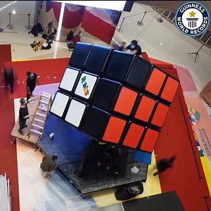 - El cubo de Rubik más grande del mundo en Hong Kong requeriría un gran esfuerzo para resolver - Fuente: video: Guinness World Records / Texto: OpenMind, El País y Wikipedia El Cubo de Rubik es un rompecabezas mecánico tridimensional creado por el escultor y profesor de arquitectura húngaro Ernő Rubik en 1974.​ Originalmente llamado "cubo mágico",​ el rompecabezas fue licenciado por Rubik para ser vendido como juego en 1980,​ y ganó el premio alemán a "Mejor Juego del Año" en la categoría de mej