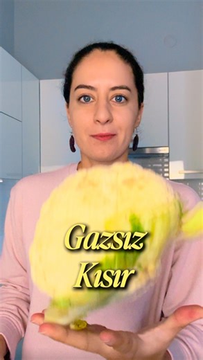 Şeyma Çavdur on Instagram: "Bulgur yok, şişkinlik yok 😎 Canınız kaşık kaşık kısır yemek istiyor, ama bulgurla şişmek istemiyor musunuz! Buyrun : karnabahar kısırı. 🛒 Malzemeler • 1 adet orta boy karnabahar • 1 adet orta boy pancar • Az taze nane • 1 demet maydanoz • 3 adet taze soğan • 1 adet kuru soğan • 1 tatlı kaşığı tuz • 1 çay kaşığı kimyon • 1 çay kaşığı pul biber • 1/2 çay bardağı zeytinyağı • 2 yemek kaşığı nar ekşisi • 1 limon suyu ⸻ 👩‍🍳 Yapılışı 1. Karnabaharın sadece çiçek kısımla