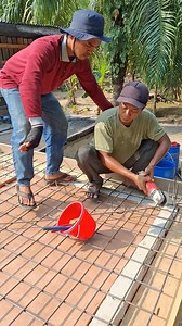 If you want to be strong, don't cut it...this is how...the iron frame of the cast floor reinforcement, so that it really binds with the practical column formwork. Before casting, the practical column iron is bent to the floor iron father. In order to bind the iron frame of the floor, during casting later and the casting is more durable and strong when the casting is dry. #ConstructionTips #ReinforcedConcrete #BuildingStrong #StructuralIntegrity #ConcreteCasting | Happy series