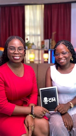 Océane Angéla Djomatin on Instagram: "Ça y est : j’ai 30 ans. Mais ce 10 janvier, je ne célèbre pas juste un an de plus. Je lance un espace où on parle enfin du vrai visage du métier de community manager. Le Canapé du CM arrive. Pas pour se plaindre. Pour comprendre. Pour apprendre. Pour avancer. Je suis Océane Angela DJOMATIN, spécialiste en communication digitale et visuelle. J’évolue dans ce métier depuis plusieurs années, entre freelance et entreprise, et j’ai vécu comme beaucoup les réalité