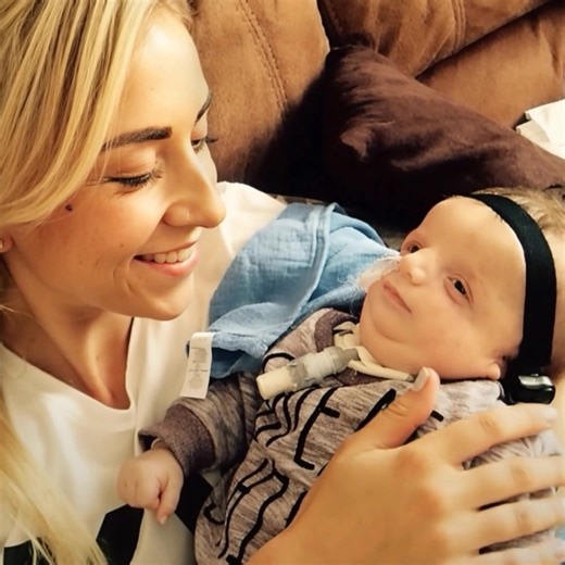 This is the real story of a child whose birth was marked by medical limitations instead of promises, and who, years later, stood in front of cameras as the face of a clothing brand, changing how people see strength and beauty. ✨🧡 This is the story of a child whose life did not begin like a fairy tale, because the first words spoken on the day of birth were medical conclusions, not dreams. Doctors spoke carefully, parents listened in silent fear, and the future felt blurred and uncertain. 🏥😔 T