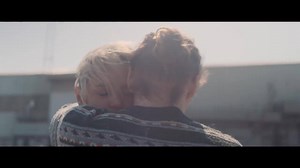 Ihr Lieben! Am 05. August erscheint mein neues Album und ab heute kann es vorbestellt werden! Und noch viel schöner: Hier ist das Video zu "Alles auf dem Weg", dem Song, den ihr neben "Freiheit" beim Vorbestellen direkt bekommt! Ich bin überglücklich mit dem Video und will mich an dieser Stelle nochmal bei allen Beteiligten bedanken, für die schöne Zeit und das super Video, das dabei rausgekommen ist. Schaut euch das Video an, teilt es, zeigt es euren Freunden wenn es euch gefällt und lasst mich