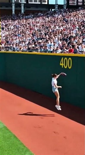Perfect Outfield Jump Catch at the Wall ⚾🔥
