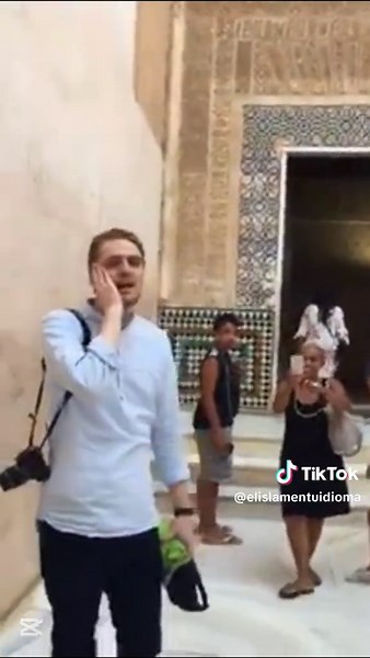 Mouaz Al-Nass llamando a la oración (Adhan ) en la Alhambra, España. El Adhan fue pronunciado por Mouaz Al-Nass. Comentó que sentía que las paredes no habían