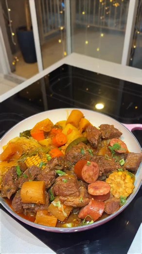 Natana Oliveira on Instagram: "{Receita✨} COZIDO DE CARNE COM LEGUMES🥬 - Esse COZIDO fica um ESPETÁCULO de tãooo bom genteee , eu com certeza farei todos mês aqui em casa ! Além de delicioso fica super NUTRITIVO! Veeem aprender como faço !🙂‍↔️✨ 📍INGREDIENTES: - 1,5kg de miolo do acém - Alho - Cebola - Tomate - Pimentão - Páprica defumada - Pimenta do reino - Coloral - Chimichurri - Sal - Molho shoyu - Mostarda - Passata de tomate - Cheiro verde - Água - Mandioca - Milho - Repolho - Couve - Ba