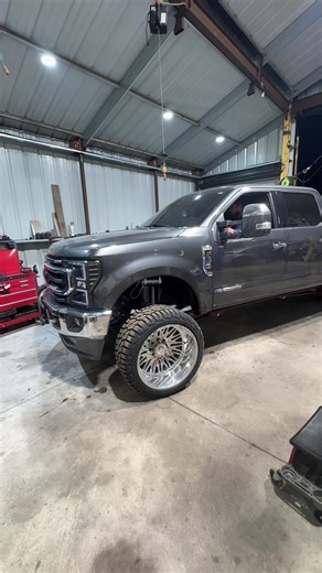 Exploring Super Duty Trucks: 24s on 35s Transformation