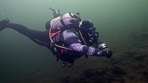 Here's Megan diving the Dive Talk GO rebreather with a standard open water configuration. This makes it super easy to move from open water gear to rebreather diving. You simply need to clip the unit in place with 4 fastex buckles and connect a supply hose from the firststage. Oh, and btw, Mendota is still clear! This video was shot on Sunday during a light rain shower so it was clear, but a little dark. | Diversions Scuba