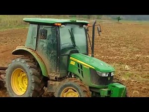Trator John Deere, 5080E trabalhando com grade niveladora