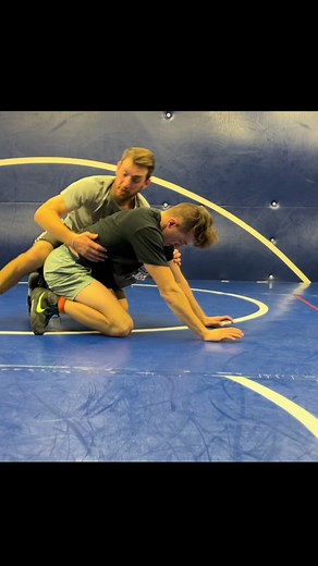 Coco Trained Technique 💪🏼🔥 Leg In Off A Tilt To A Elbow Face Rake!!! Something to look for when the bottom wrestler isn’t doing much or balled up 👍🏼 #wrestler #wrestletok #wrestlersoftiktok #wrestling #wrestlingtiktok #wrestlingtok #wrestlinglife #wrestlingfan #wrestlingfans #wrestlingcommunity #mcdanielwrestling #bloomsburgwrestling #bloomsburguniversity #wrestlingcoach #coach #technique #top #tilt #leg #ride #elbow #rake #squeeze #tight #mma #groundandpound #ufc #wwe #usawrestling #worldw