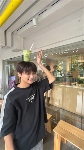 Lisa is in Singapore… but what should she eat first? 🤔 Don’t worry, we’ve taste-tested the menu for her! 😂 @lalalalisa_m Say hello to Arigato Dropped’s Limited Time La Matcha Dinosaur💚 ($8.5)A magical matcha latte layered with Hello Arigato’s signature Matcha Cloud Foam, inspired by Lisa’s fave viral matcha drink and Singapore kopitiam vibes. Available now until 30 Nov! Hello Arigato 📍 227 Upper Thomson 📍 314 Joo Chiat 📍 4 Everton Park #01-42 📍 551 Bukit Timah 📍 58 Seng Poh Rd #01-15 #Vi