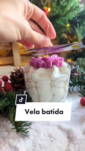 Encender una vela es muchas cosas, pero hacer mis velas favoritas con mis propias manos es todo. Aprender a hacer velas es la mejor decisión que tomé 💗🕯️ #velas #hacervelas #velitas #velitascolombia #velasartesanales #velasdesoya #velasdecorativas #velasbautizo #velasbatidas #whippedcandles #velashermosas #velasbonitas #manualidades #velastipopostre #velaspostres #velaspostre