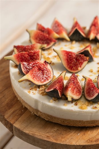 58K views · 644 reactions | Ecco il vostro prossimo dolce preferito: cheesecake ai fichi! Senza cottura, cremosissimo e irresistibile, questo dolce di LuCake spacca! Trovate il testo ricetta qui  https://ricette.giallozafferano.it/Cheesecake-ai-fichi.html | Giallozafferano | Facebook