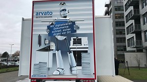 Er ist 16 Meter lang, 24 Tonnen schwer und 450 PS stark: Arvato CRM Solutions präsentiert mit dem Scan-Truck den ersten mobilen Digitalisierungs-Service Deutschlands. | Bertelsmann