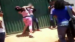 Mãe bate em colega da filha durante briga em escola de Luziânia; vídeo