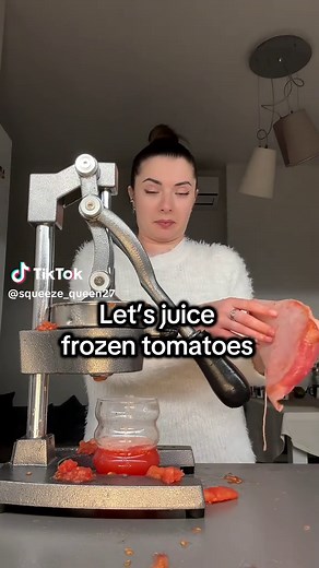 Juicing Frozen Tomatoes with a Manual Juicer