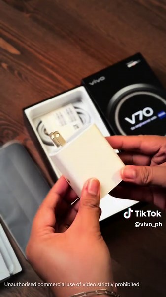 📦 Unboxing the all-new vivo V70! ✨ Sleek design, smooth performance, and features you’ll love—all in one smartphone. 💙 Ready to level up your mobile experience? Tap the cart and check it out now! 🛒🔥 #vivoV70 #vivoPH #Unboxing #TikTokMadeMeBuyIt #SmartphonePH