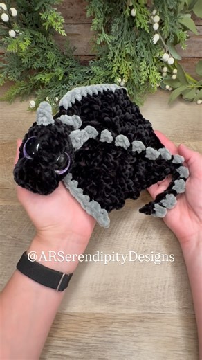 Serendipity Designs by Amanda Ray on Instagram: "As a Minecraft family I couldn’t resist making a pocket dragon into an Ender Dragon!! Pattern: my Large Pocket Dragon pattern on Ravelry & Etsy Yarn: Yarn Bee Velvety Smooth & @premieryarns Parfait Chunky Hook: 5mm @tulipjapan_official Eyes: 25mm - in my linktree shop Modifications: Leave off the tri-point tail end Spikes: ch 2, bb sc Embroidery: begin the body with a long enough end to embroider a black line between each spike #crochet #modificat