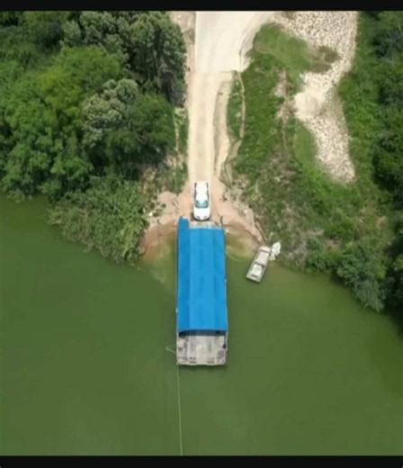 #Cruzar la frontera entre EEUU y México con la fuerza de las manos? Así es el Ferry de Los Ébanos No solo por aire y tierra se puede cruzar la frontera entre México y Estados Unidos. Entre las cientas de millas que marcan la línea divisoria entre los dos países, hay una particular forma de conectar los dos territorios a mano, y en solo unos minutos.#🇺🇸🇲🇽 #Diaz Ordaz y los Ebanos ferry#