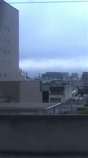 電鉄出雲市駅前を通過してく寝台特急サンライズ出雲285系東京行きの車窓
