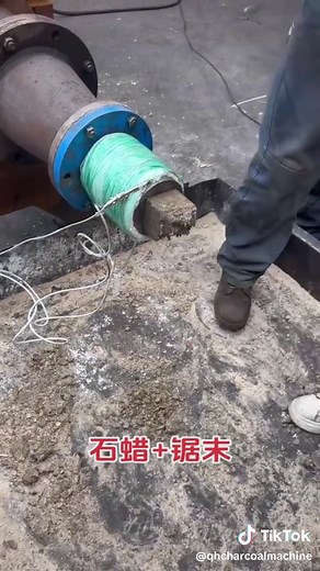 Paraffin wax and sawdust molding machine#charcoalmakingmachine #bbqcoals🔥 #coalrodmachine #charcoalpowder #wood #sawdust