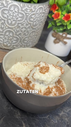 Milchreis mit nur 240 kcal Zutaten: 1l Mandelmilch 210g Milchreis 25g More Protein Milkshake Milchreis Zimt* 3g Chunky Flavour Milchreis Zimt* *Mit Code ,,LE” gibts maximalen Rabatt bei @morenutrition.de 🌸Werbung Nährwerte pro Portion: 240 Kalorien 41,1g Kohlenhydrate 9,2g Eiweiß 3,7g Fett Gesamt 4 Portionen. Viel Spaß beim nachmachen.😋 #lisa_fitlife #käsekuchendiät #proteinkäsekuchen