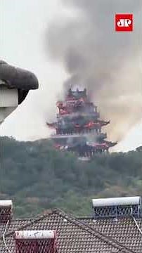 Incêndio atinge templo milenar na China e destrói pavilhão #shorts