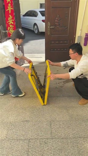 This is called a folding outdoor table! It’s so easy to fold when setting up a stall! Space-saving,