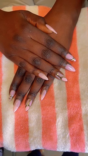 Miss Julia The Artist (@missjulia_theartist)’s videos with original sound - HisQueen